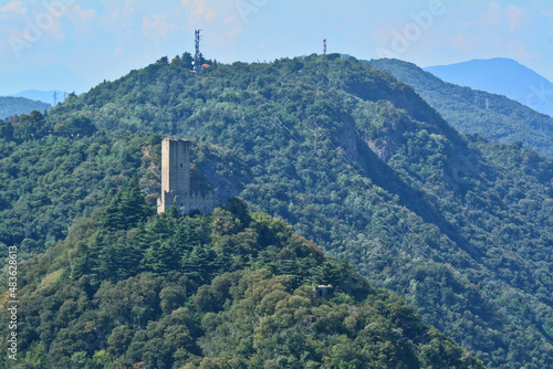 Fotografia Il Castel Baradello da un punto panoramico sul Monte Goj a Como.