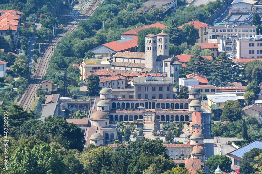 La chiesa di Sant'Abbondio e il Cimitero Monumentale di Como.