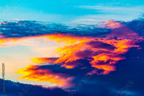 Wolken im Schein der untergehenden Sonne © Frank