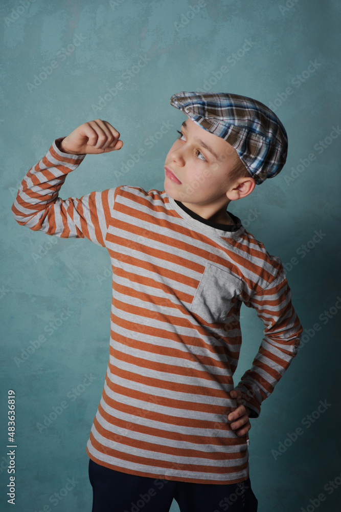 portret młodego chłopaka na tle niebieskiego muru  - obrazy, fototapety, plakaty 
