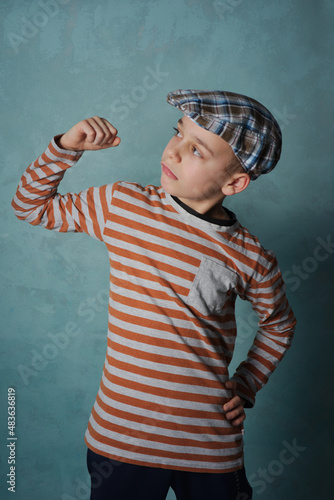 portret młodego chłopaka na tle niebieskiego muru 