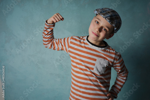 portret młodego chłopaka na tle niebieskiego muru  © ftomasz