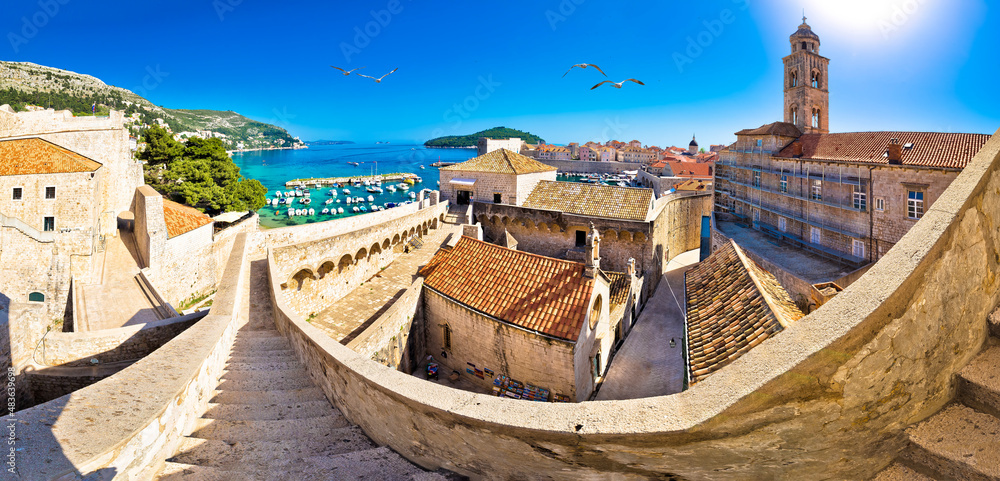 Obraz premium Dubrovnik. Panoramic scenic view of Dubrovnik historic walls and architecture