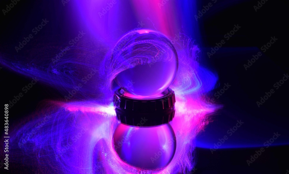 phantasyfotografie mit lensball und einem feuerwerk an bunten farben und fontänen