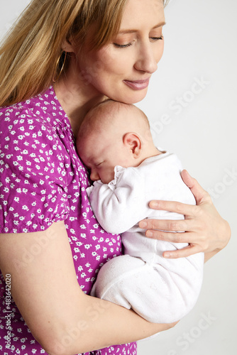 Bilde på lerret femme blonde caucasienne portant son bébé avec amour