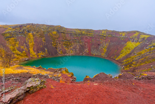 Vulkankrater Kerið ist ein malerischer See am Golden Circle in Island - Vulkan