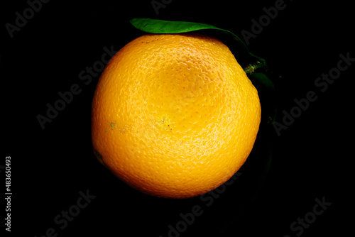 pomarańcz na czarnym tle. soczysty owoc na sok, same witaminy, dieta, fit, sport. witamina C w czystej postaci. tekstura jako tło na pulpit lub tapeta. 