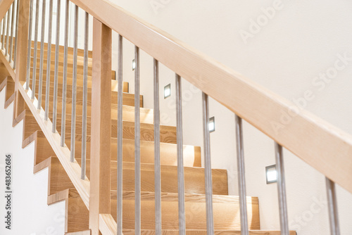 Holztreppe - Massivholz Treppenhaus mit Geländer