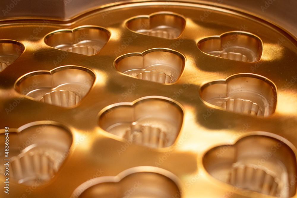 Fototapeta premium gold foil valentines day heart candy packaging baking container cooking tray empty display background