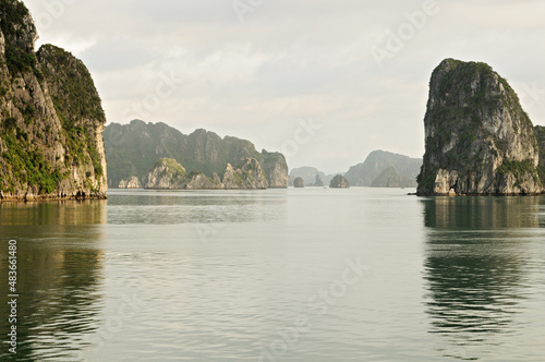 Les nombreux îlots de la baie d’Halong, Vietnam