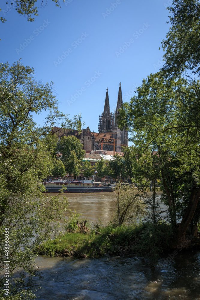 Schiffahrt an der Donau in Regensburg mit Blick zum Dom