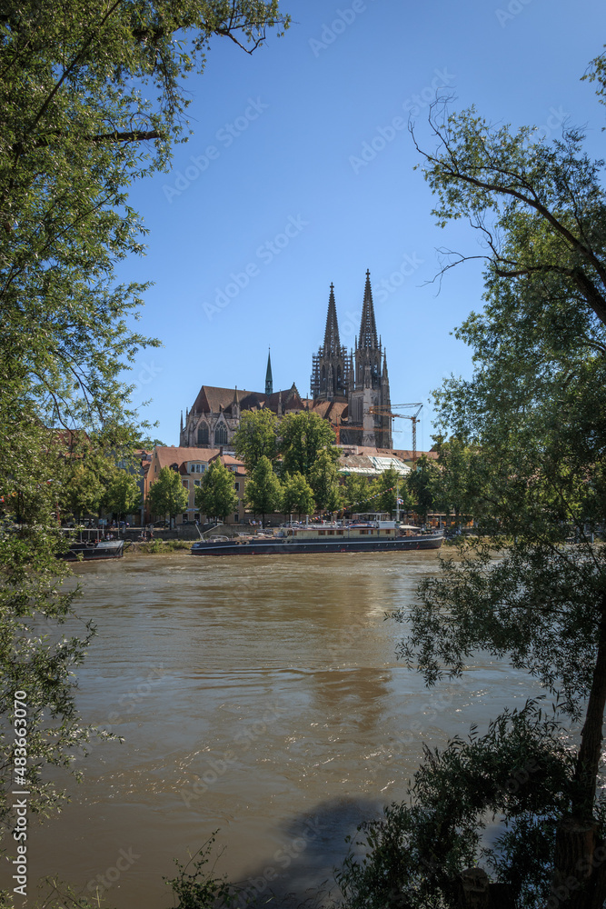 Naklejka premium Schiffahrt an der Donau in Regensburg mit Blick zum Dom