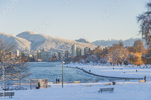 Landscape in Vancouver in Snow © Hana Design
