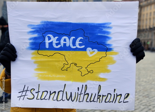 Schild auf einer  Demo gegen den Ukraine-Konflikt: 