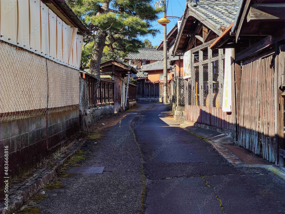 昭和の雰囲気漂う住宅街の風景写真