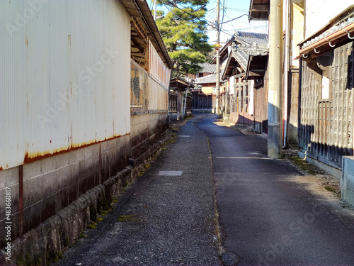 昭和の雰囲気漂う住宅街の風景写真