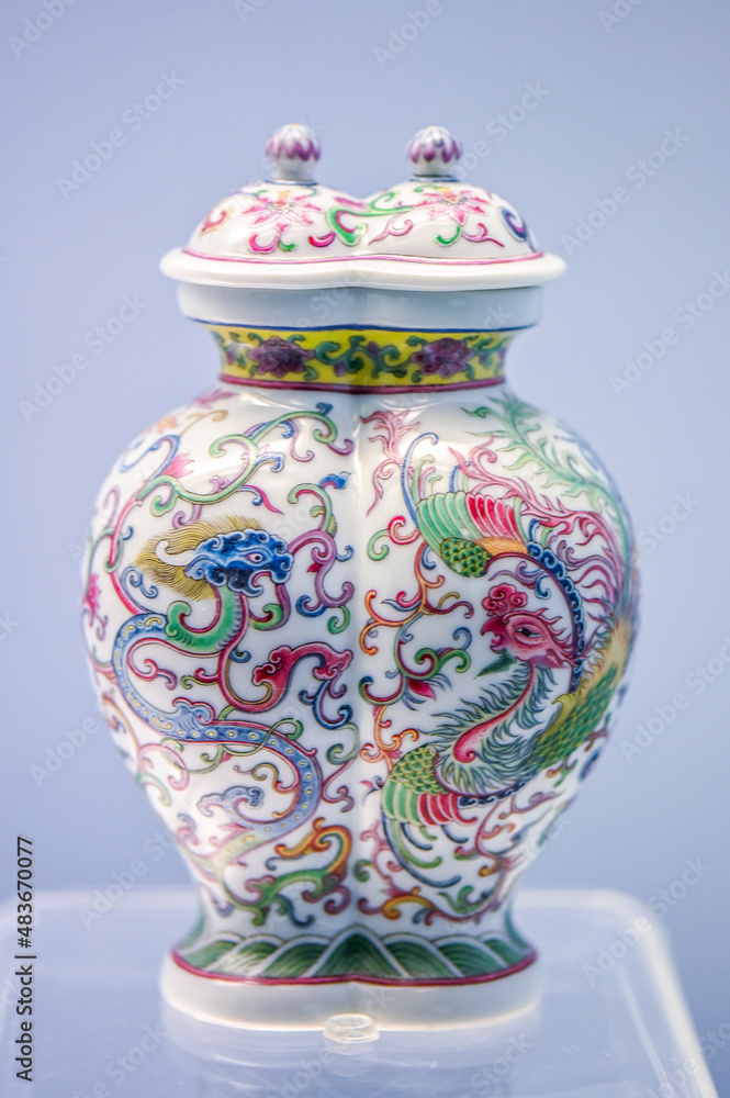 Chinese ceramic crafts with painted patterns Chinese ceramic crafts with painted patterns