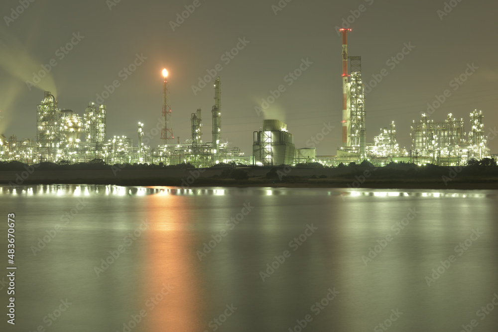 夜景写真、都市と工場と自然、スローシャッターで長秒露光撮影