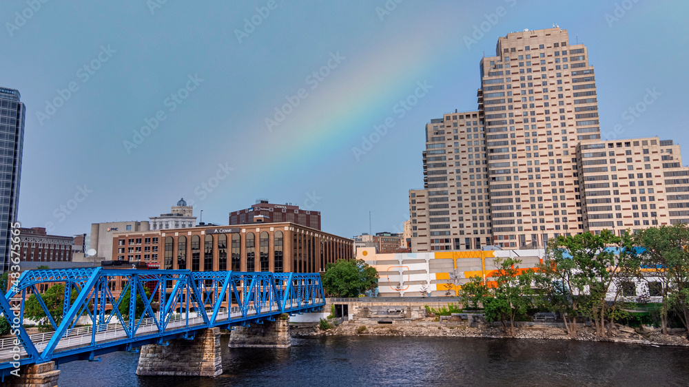 Naklejka premium city skyline and rainbow