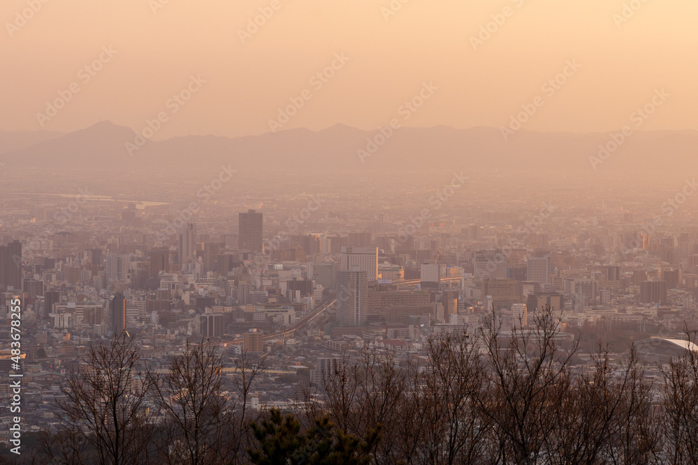 とても美しい日本の岡山県岡山市の笠井山の夜景