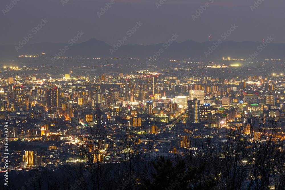 Naklejka premium とても美しい日本の岡山県岡山市の笠井山の夜景