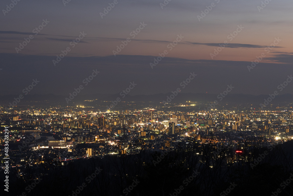 Obraz premium とても美しい日本の岡山県岡山市の笠井山の夜景