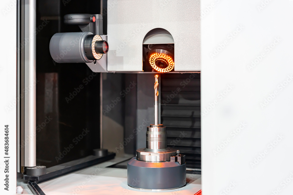 cutting drill bit assembly with chuck or tool holder setting on tool