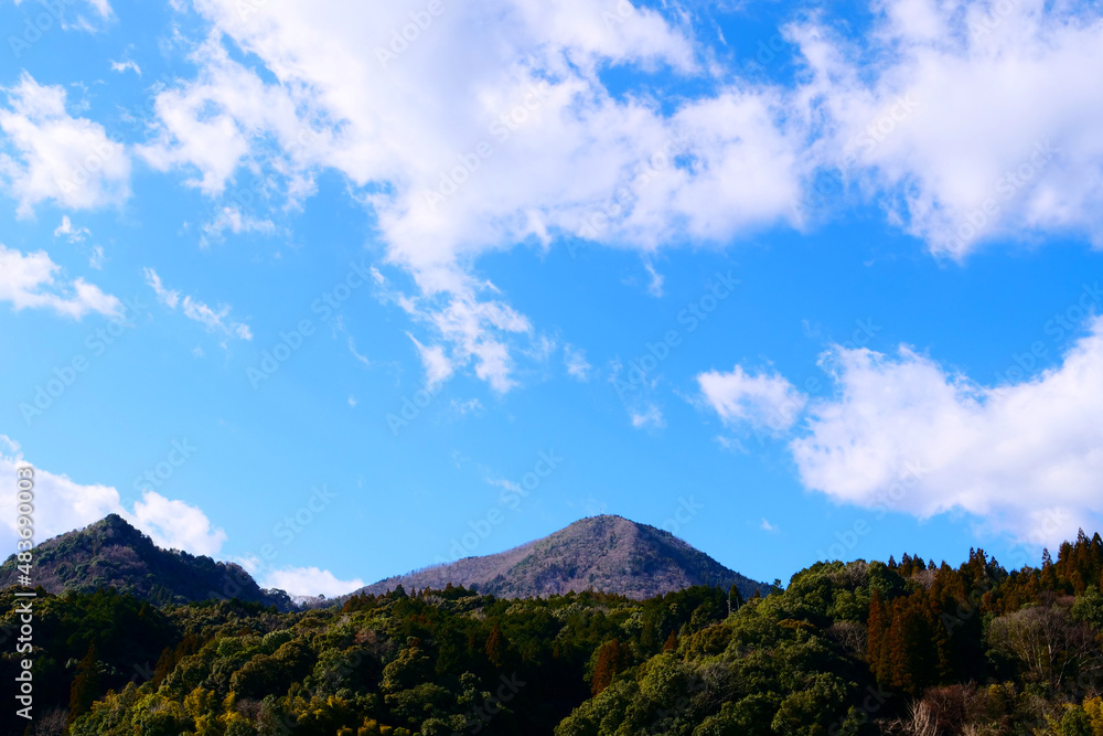 広い青空と山・森林