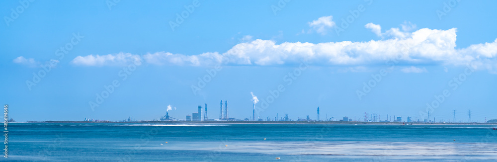Fototapeta premium 青い空と海の工業地帯