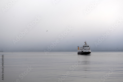 Fährschiff auf dem spiegelglatten Wasser der Ostsee