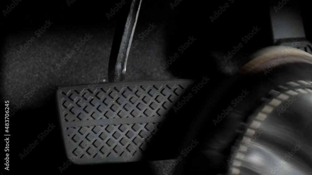 Vídeo do Stock Accelerate and Brake. Foot pressing foot pedal of a car