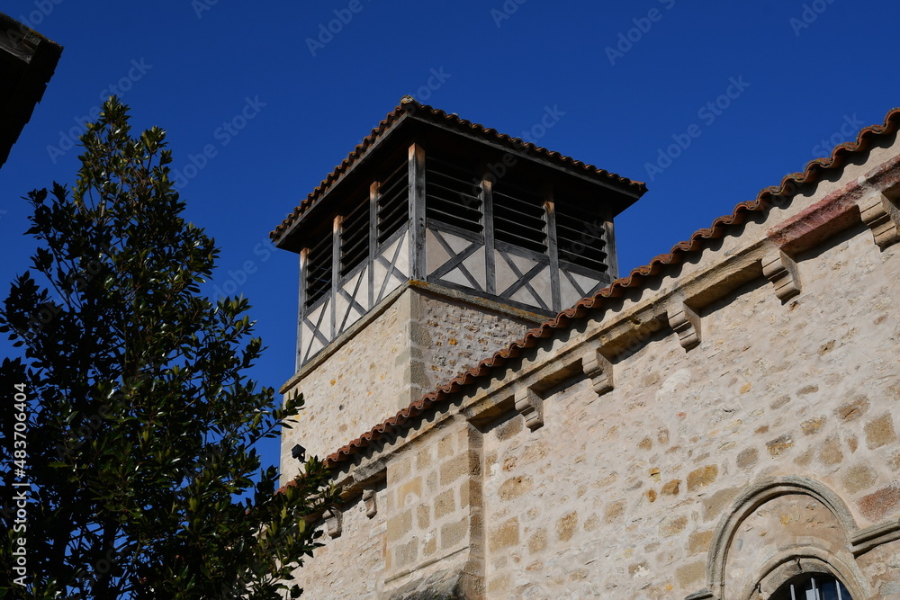 Toiture ancienne avec des magnifiques croisées de bois formant le toit d'une église dans un petit village du Puy de dôme