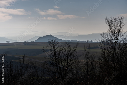 Paysage d Auvergne avec des montagnes au loin baign  es par de la brume le matin
