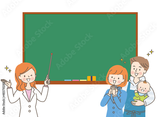黒板で説明する女性スタッフと笑顔の家族