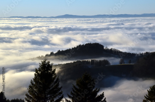 Sonne über dem Nebel im Schwarzwald