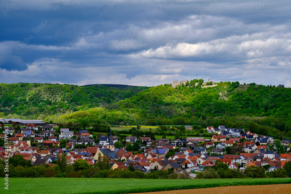 Obraz premium Blick in das Werntal bei Gössenheim und die Burgruine Homburg im Naturschutzgebiet Ruine Homburg, Unterfranken, Franken, Bayern, Deutschland