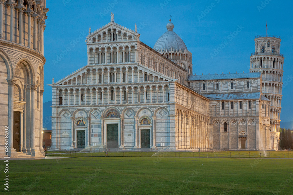 Pisa. Facciata del Duomo all' imbrunire
