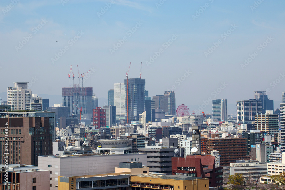 Fototapeta premium 建設中の高層ビルのある都市風景（大阪・梅田）