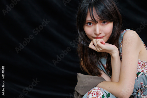 黒背景　日本人女性 photo