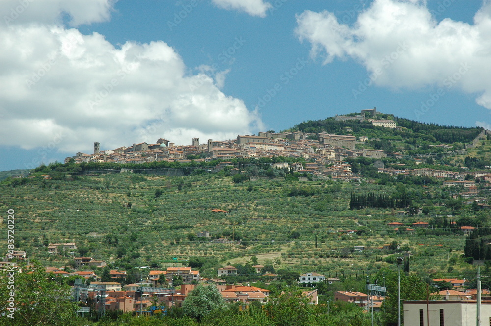 Cortona, Arezzo. Panorama della città in collina, dal basso