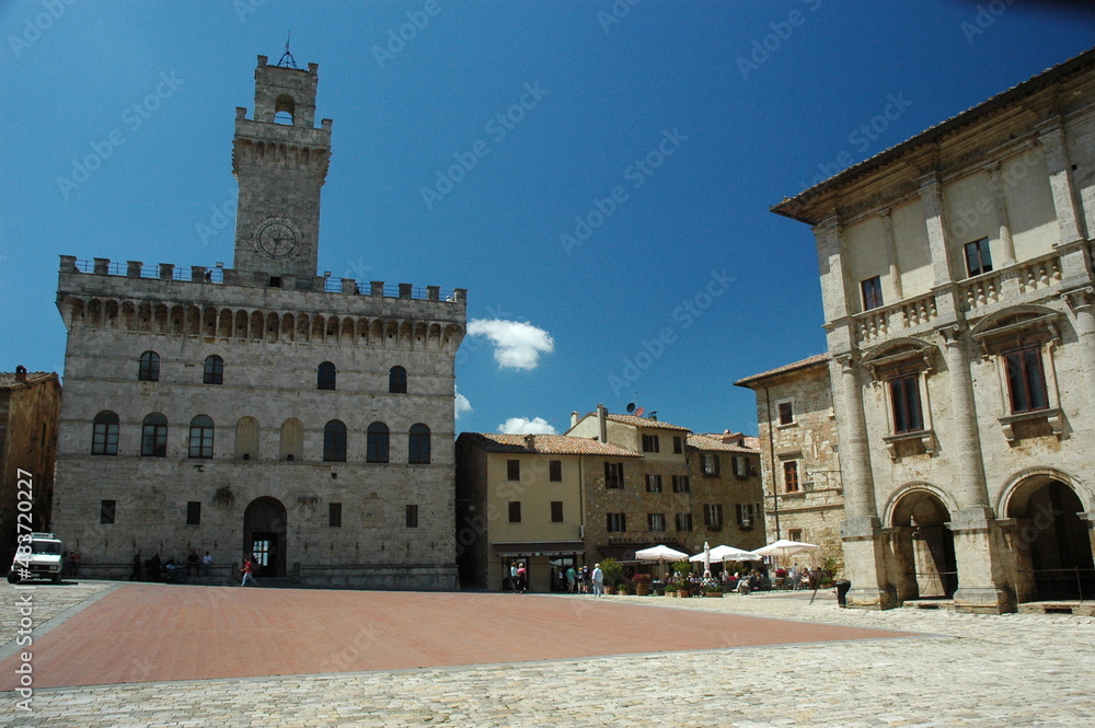 Montepulciano, Siena. Piazza Grande e la cattedrale, il palazzo comunale, il pozzo dei Grifi e dei Leoni, la torre dell’orologio di Pulcinella