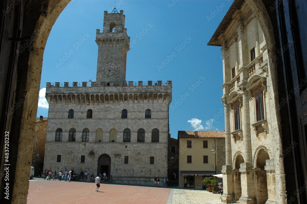 Montepulciano, Siena. Piazza Grande, il palazzo comunale, il pozzo dei Grifi e dei Leoni, la torre dell’orologio di Pulcinella