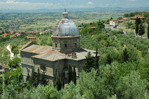 Cortona.. Arezzo. Chiesa di Santa Maria delle Grazie al Calcinaio nel contesto rurale
