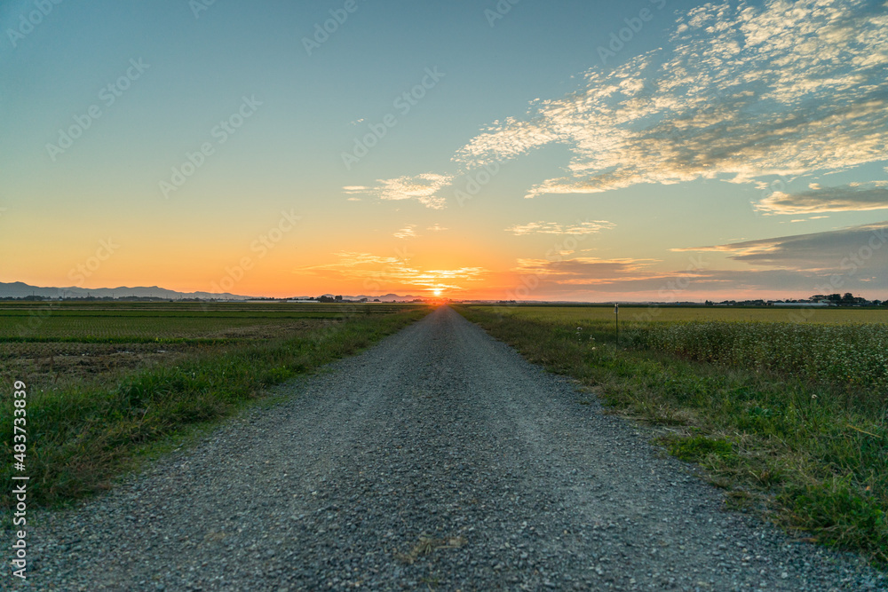 砂利道と夕焼け