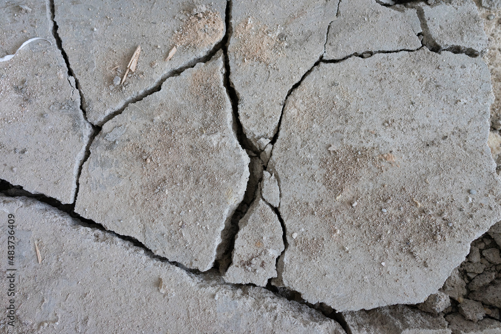 Obraz premium Zerbrochene Bodenplatte. Abrissarbeiten, Risse.