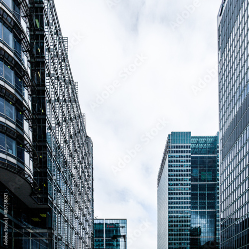 Moderne Gebäude mit Glas und Beton bei bewölkten Himmel in London