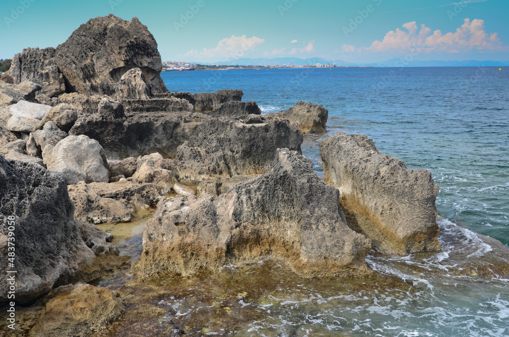 Naklejka premium rock cost of the sea