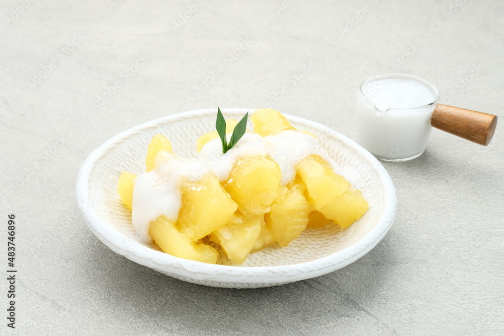 Singkong thailand, sweet cassava, made of boiled cassava, sugar and coconut milk. Served in bowl and pandan leaf, selective focus.
Singkong thailand, sweet cassava, made of boiled cassava, sugar and coconut milk. Served in bowl and pandan leaf, selective focus.