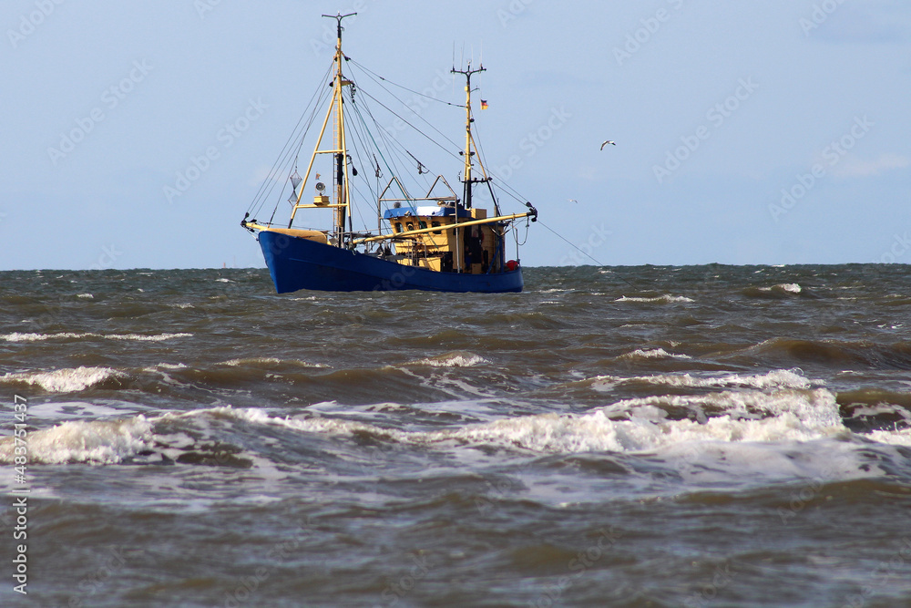 Obraz premium Krabbenkutter beim Fischen in der Nordsee