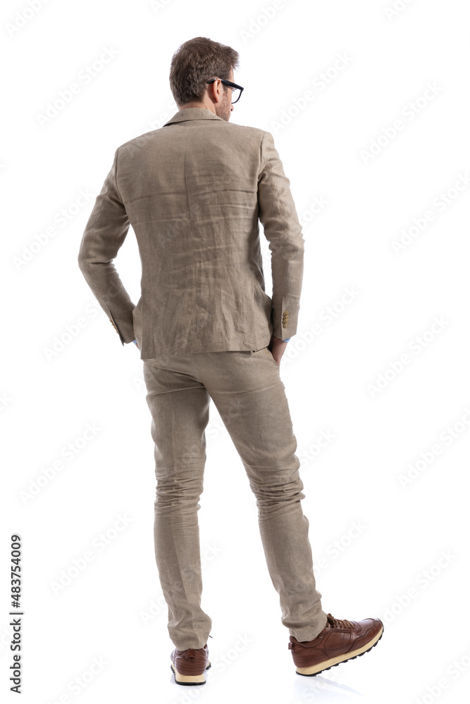 Naklejka premium businessman wearing eyeglasses and looking away
